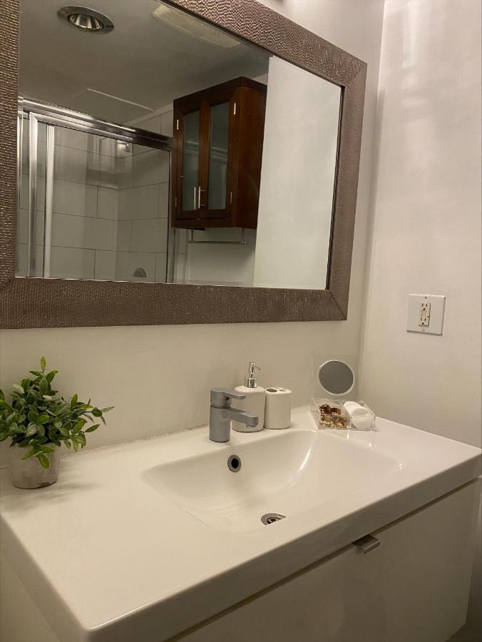 Lovely Condo Vancouver Bagian luar foto